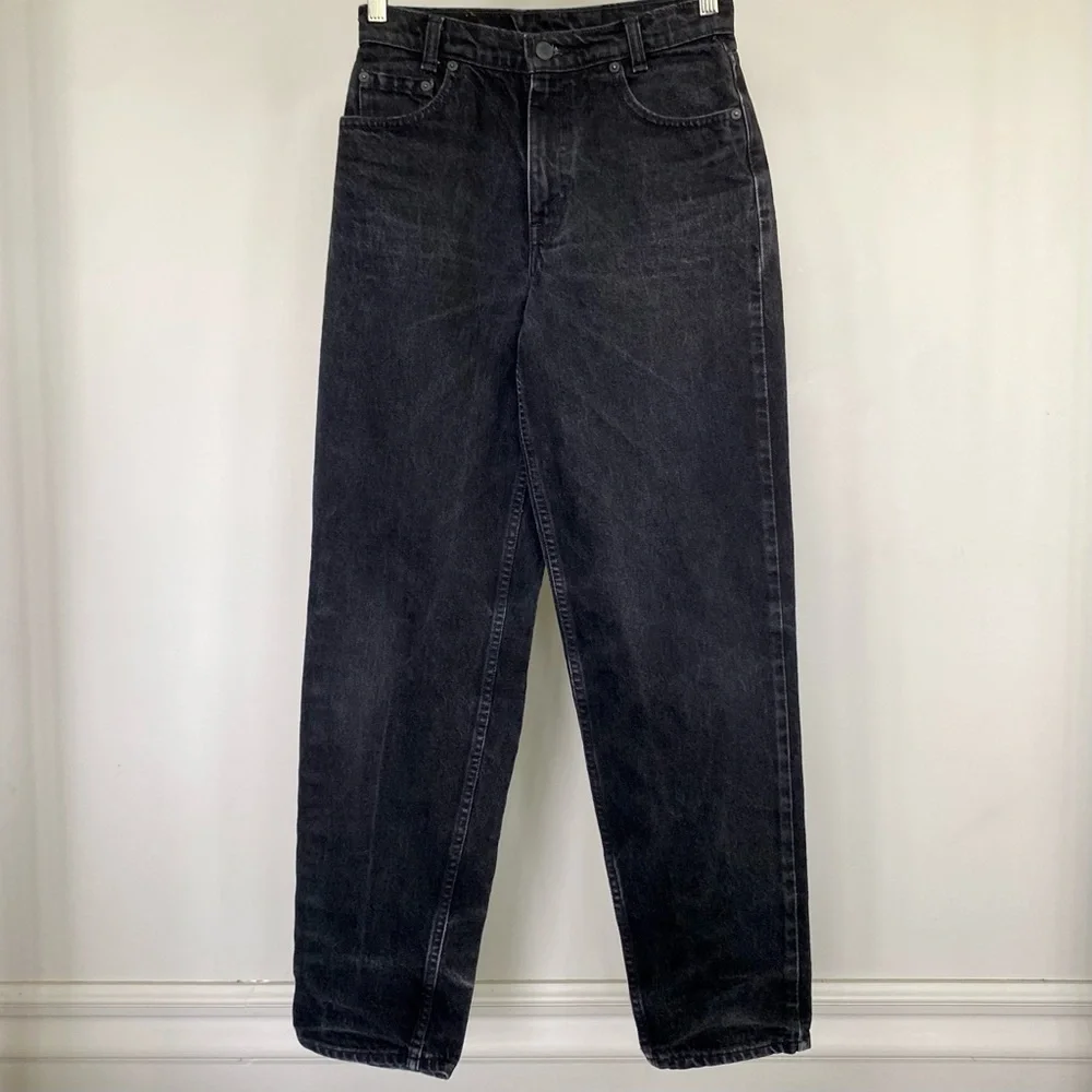 Vintage Levi’s 535 high-waisted black jeans. 🖤 - Picture 2 of 5